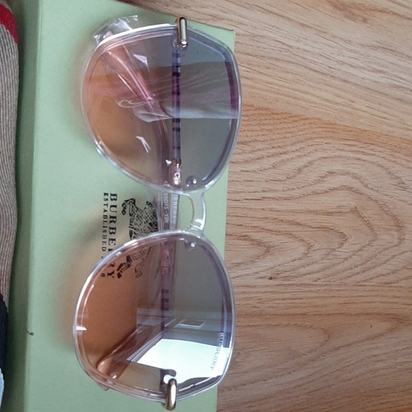 Women pink burberry sunglasses with all - Picture 2 of 4